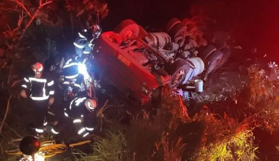 Motorista fica preso em ferragens de carreta após veículo tombar em São Desidério