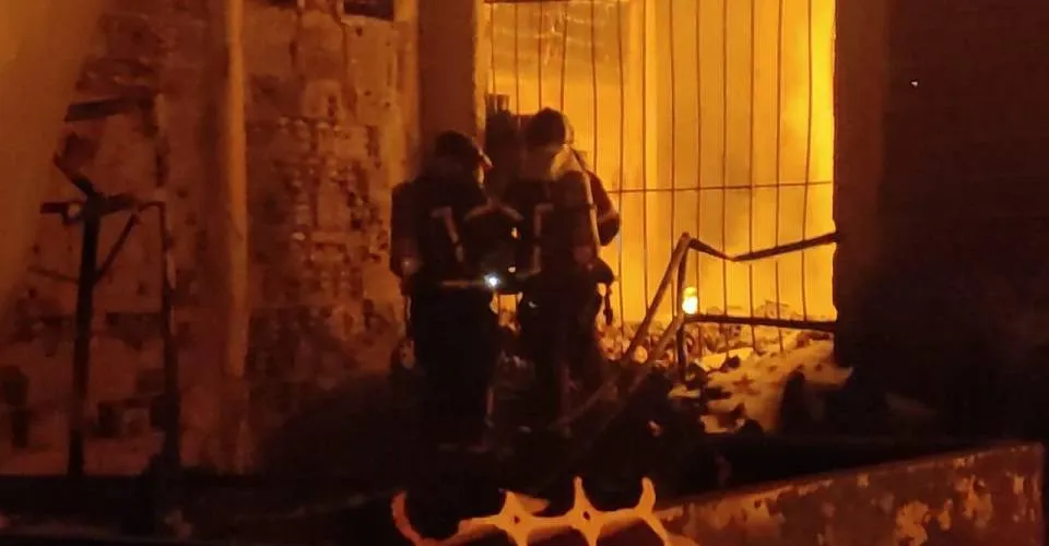 Após 8 horas de combate, bombeiros debelam incêndio em fábrica no oeste da Bahia