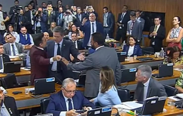 Senadora Soraya Thronicke acusa colegas de 'mãos bobas e gracejos' durante CPMI do 8 de Janeiro; veja vídeo