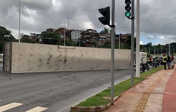 Carreta carregada de frangos congelados tomba e interdita a Avenida 29 de Março
