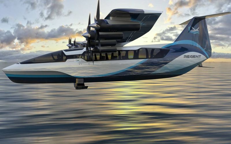 A tecnologia dos seagliders promete reduzir drasticamente o tempo de deslocamento entre cidades costeiras, funcionando como uma alternativa intermedi&aacute;ria entre barcos tradicionais e avi&otilde;es/Foto: Divulga&ccedil;&atilde;o/Synerjet