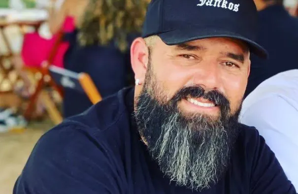 Cantor de forró morre após passar mal durante show na Bahia