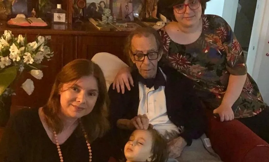 Em aniversário de 88 anos, João Gilberto aparece em foto rara com a família
