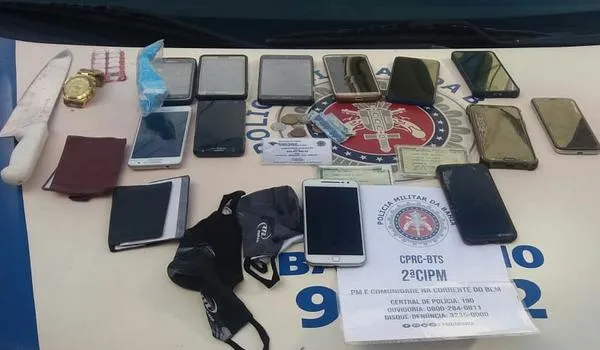 Dupla armada com faca peixeira é presa em flagrante após  assaltar ônibus;12 celulares foram recuperados