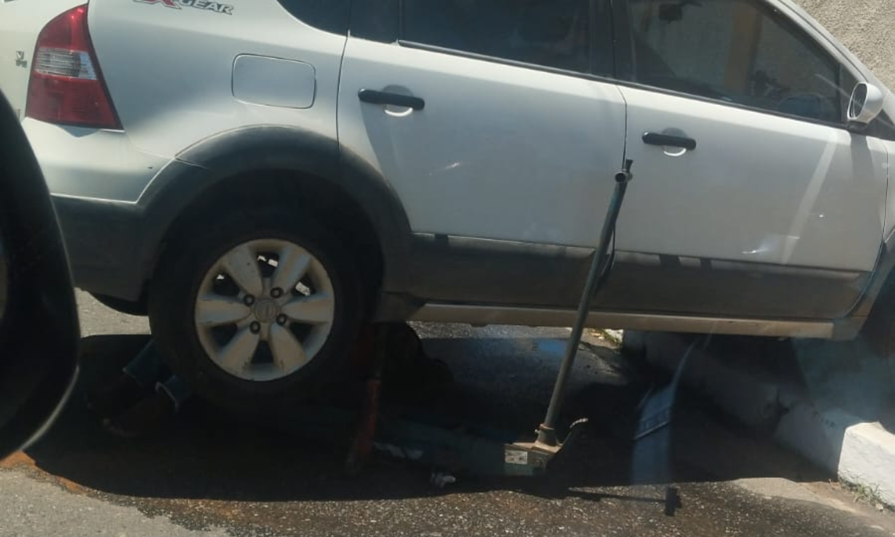 Motociclista fica preso debaixo de carro em acidente. Foto: Semob