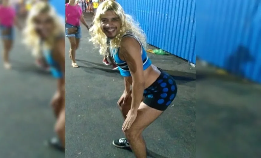 ‘Domingo ele vai’: Fantasiado de Carla Perez, carioca confirma presença no Algodão Doce