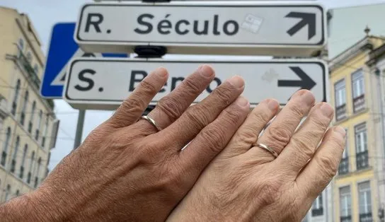 Aos 70 anos, ator de novela se casa em Portugal; marido posta foto das alianças