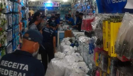 Produtos falsificados são apreendidos em loja de eletrônicos de Feira de Santana