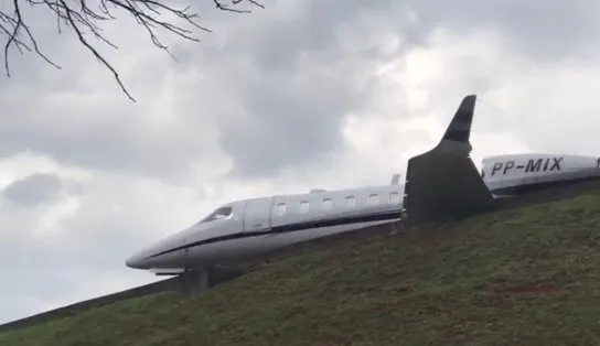 Pneu de aeronave estoura durante o pouso e avião derrapa no Aeroporto de Congonhas; confira vídeos