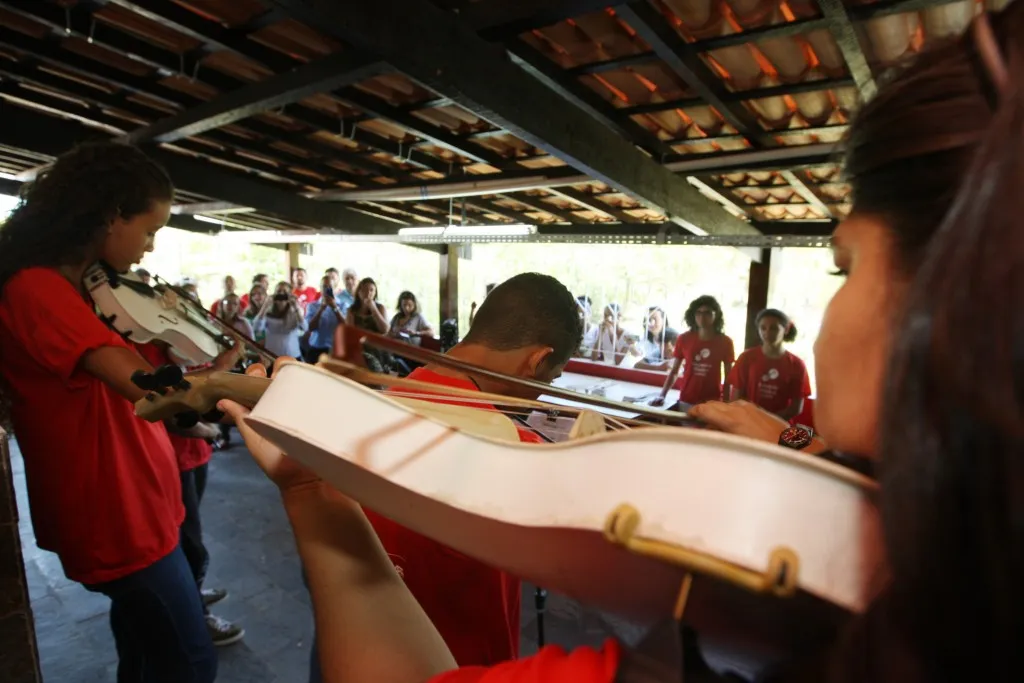 Neojiba inaugura ateliê para construção de instrumentos de plástico