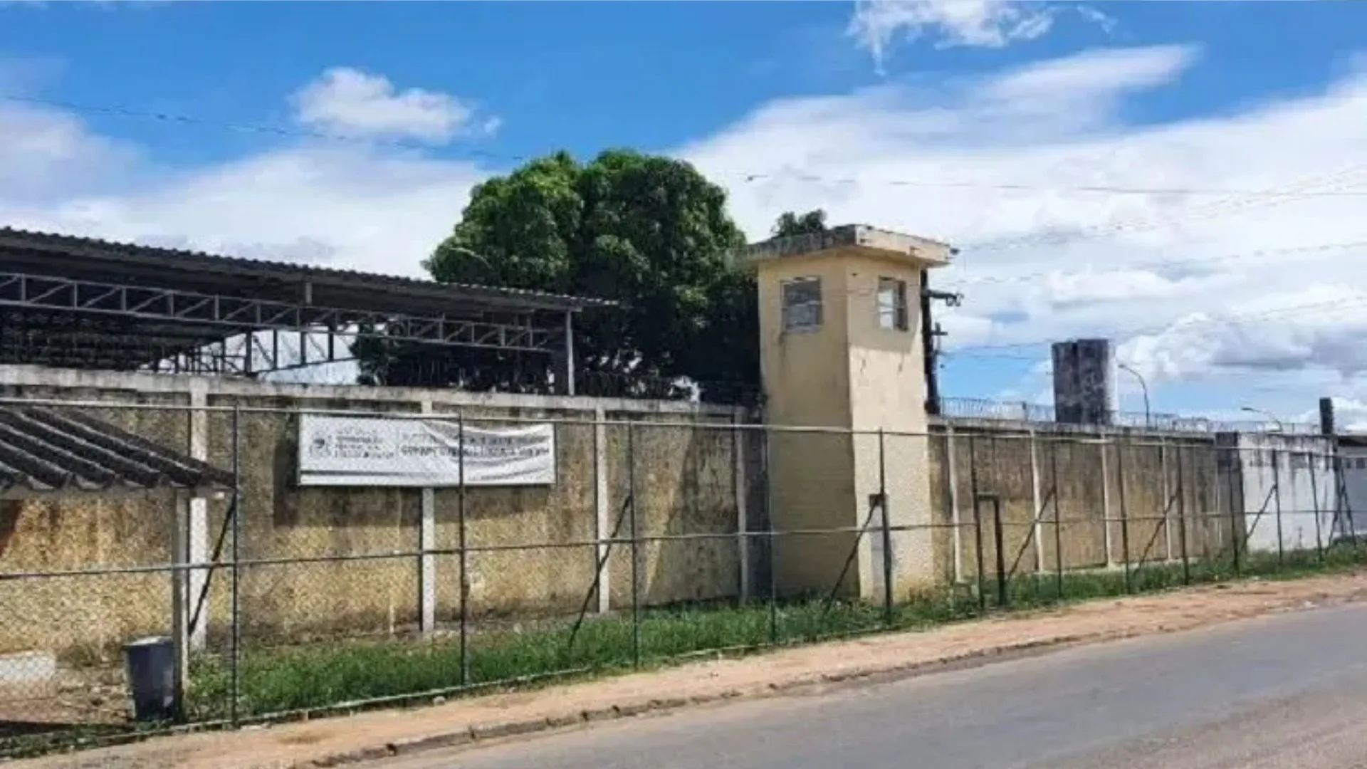 Grade de cela é violada e três detentos fogem do presídio de Feira de Santana