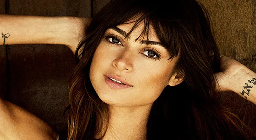 De biquíni, Thaila Ayala brinca com crianças: ?adotei?