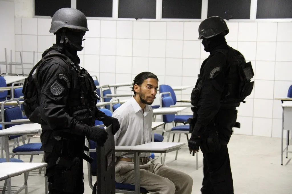 TERROR NA UNIJORGE: “Homem-bomba” se entrega após quatro horas de negociação