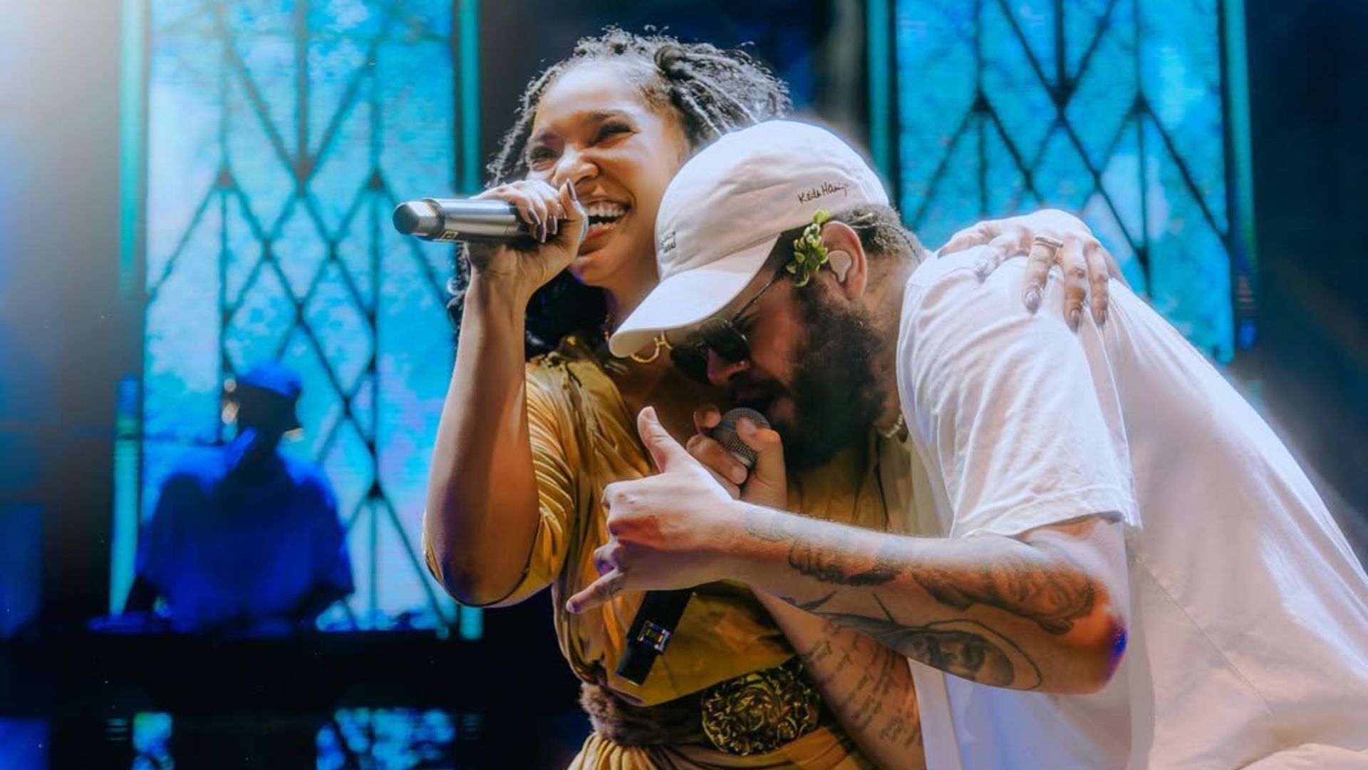 Larissa Luz e Emicida foram ovacionados ao cantar 'Ismália' em Salvador, em maio de 2024 | Foto: Caio Lírio/reprodução/Instagram (@larissaluzeluz)