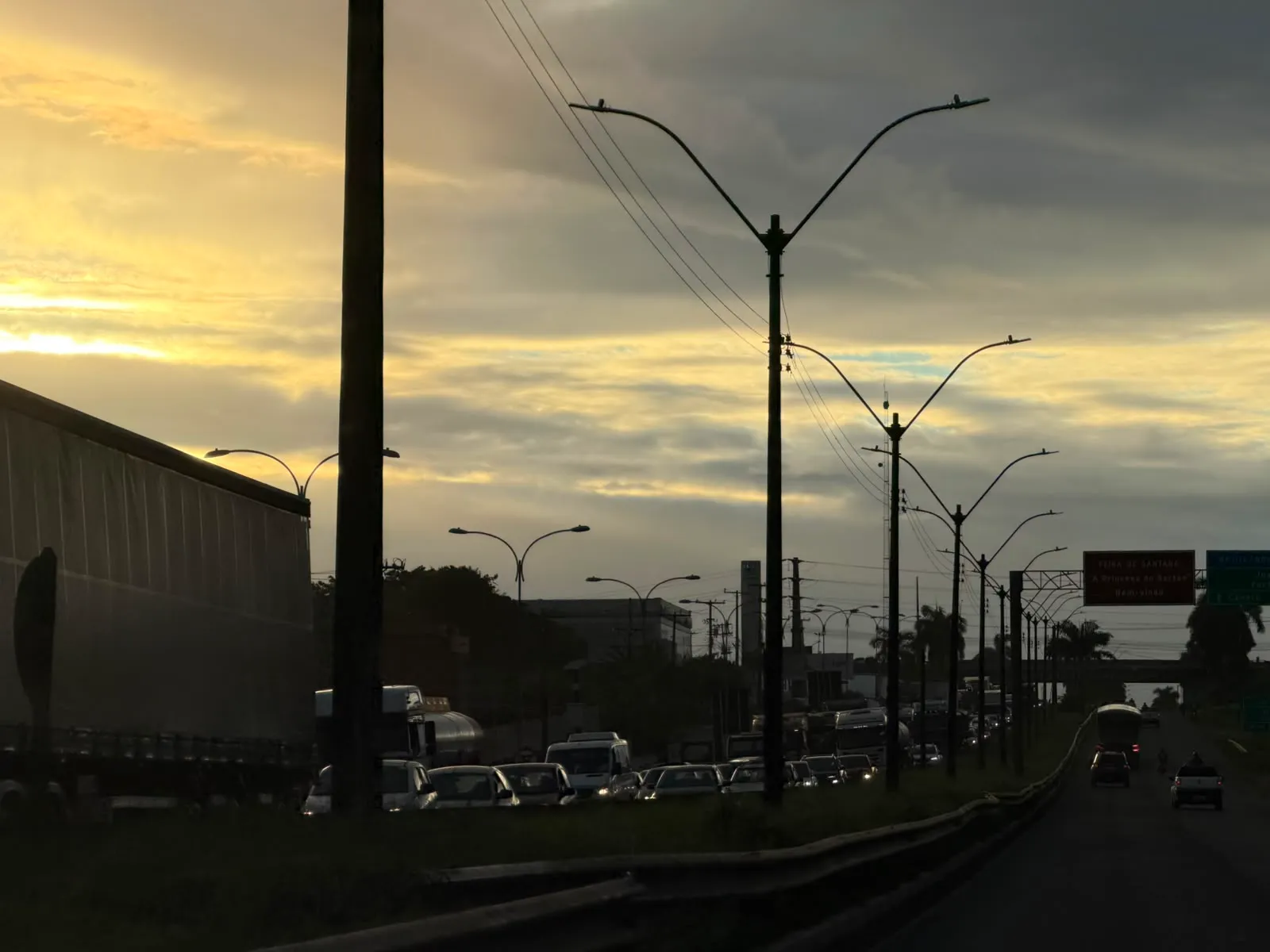 Caminhão envolvido em acidente na BR-324 provoca congestionamento no sentido Salvador 