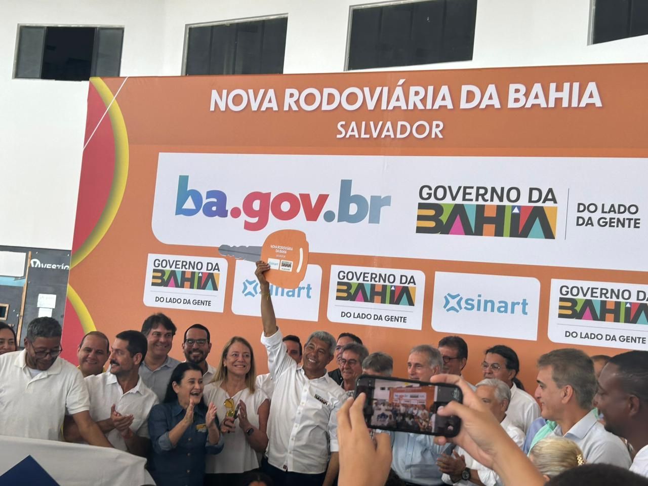 Governador recebe chave da nova rodovi&aacute;ria de Salvador. Foto: Jo&atilde;o Tram | Aratu On