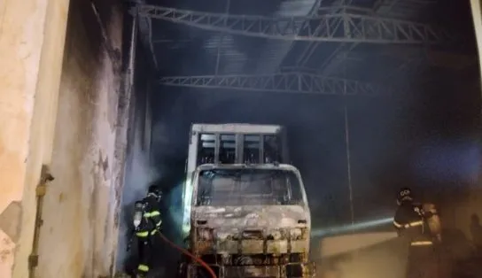 Corpo de Bombeiros debelam incêndio em prédio comercial, em Vitória da Conquista