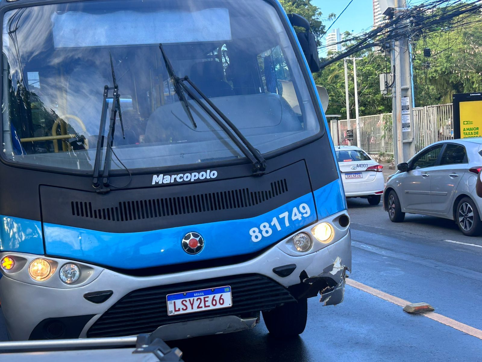 Moto colidiu com micro-ônibus do Buzufba. Foto: Luana Almeida | Aratu On