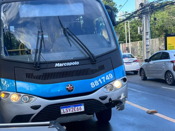 Moto colidiu com micro-ônibus do Buzufba. Foto: Luana Almeida | Aratu On