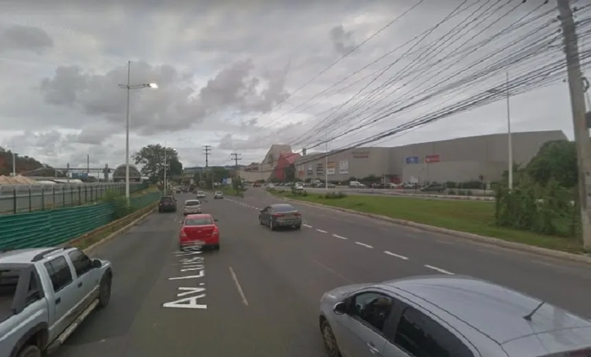 Carro bate em poste e uma pessoa fica ferida na Avenida Paralela