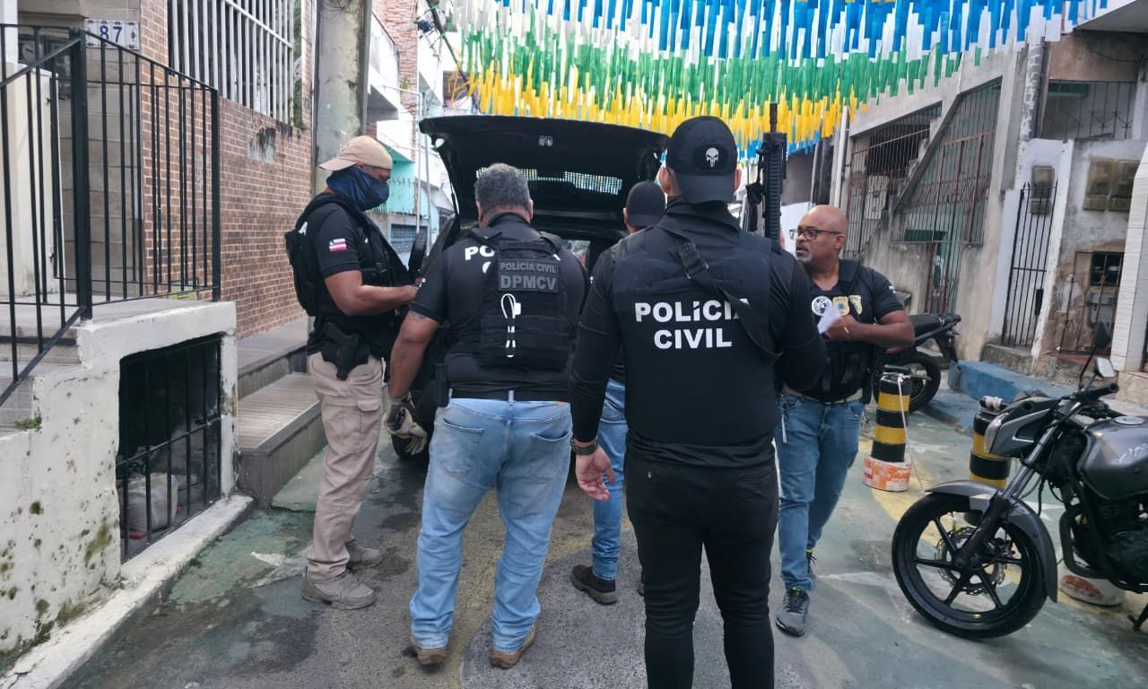 Trio preso em Salvador suspeito de enganar idoso com golpe da Carta Premiada