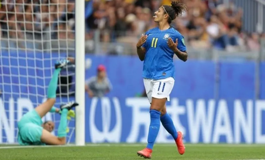 Cristiane comemora "gol mais bonito" da Copa, mas critica "bagunça" no futebol feminino no Brasil