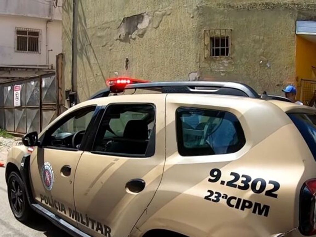 Policiais militares da 23ª CIPM foram acionados e encontraram o homem morto com diversas marcas de tiro. Foto: Reprodução/TV Aratu