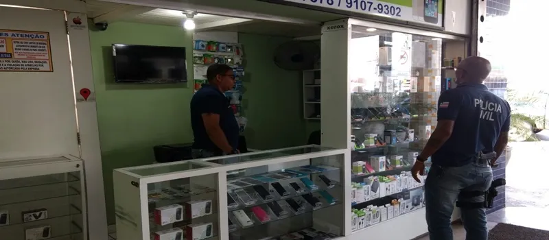 RECEPTAÇÃO: Operação apreende armas e mais de 200 celulares roubados em Feira de Santana