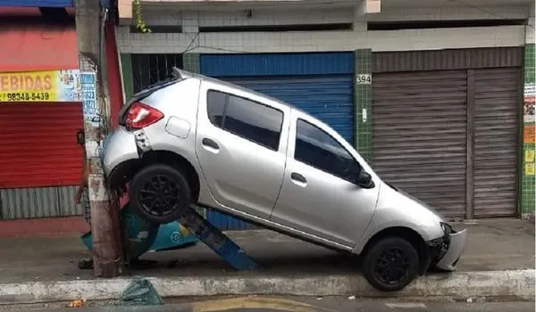 Em marcha ré, motorista prende carro em poste no bairro de Pernambués 