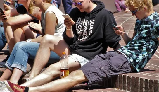 Pesquisas mostram que inteligência do ser humano está regredindo; tempo desperdiçado nas redes sociais é principal motivo 