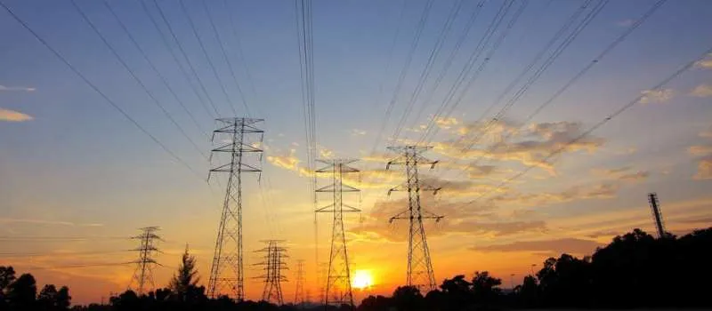 Equipe da Neoenergia Coelba realiza manutenção na rede elétrica durante desligamento programado em Salvador
