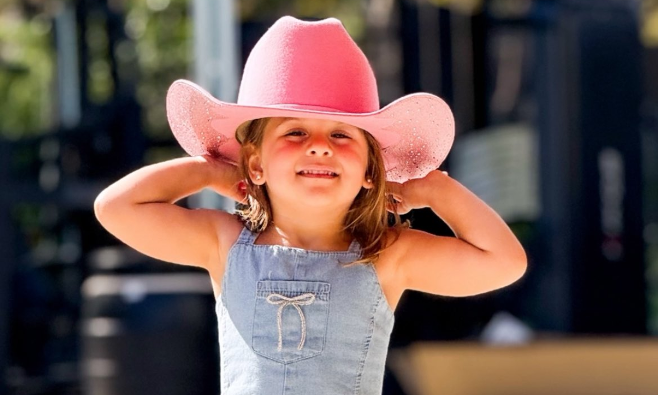Filha de Zé Felipe usa chapéu igual ao de Ana Castela e web reage: 'Madrasta'.Foto: redes sociais