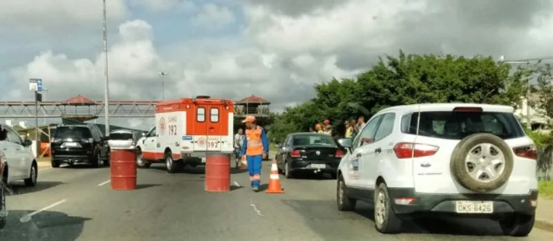 Acidente na Av.Paralela, nas imediações do Wet’n Wild deixa trânsito bastante congestionado na via