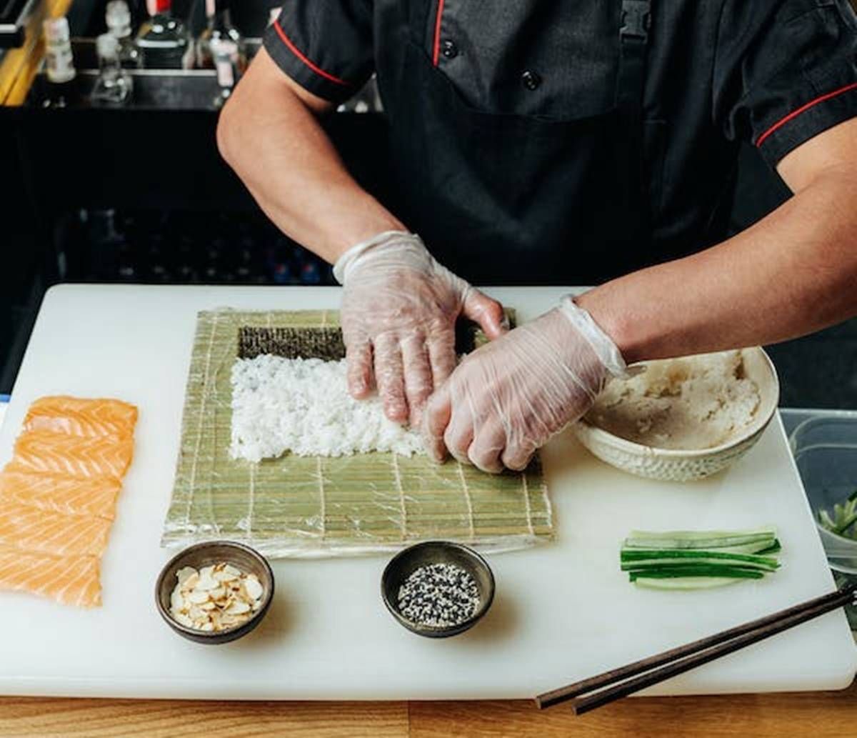 Dentre as vagas de emprego do Simm est&atilde;o empacotador, telemarketing, promotor de vendas e sushiman. Foto: Freepik