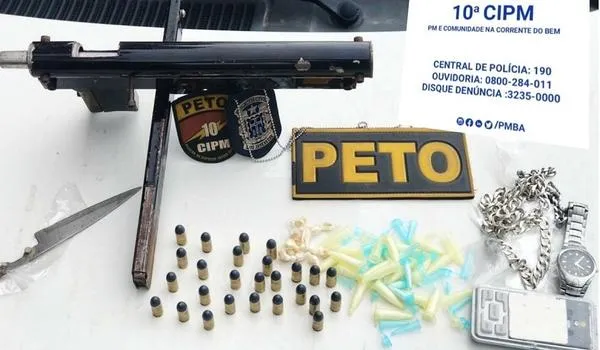 Polícia prende um e localiza submetralhadora após correria dentro de manguezal na Bahia 