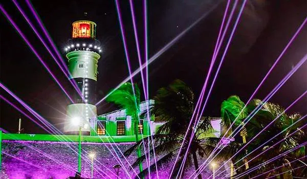 Alok realiza show de lasers no Farol da Barra como prévia para o réveillon; confira o resultado 