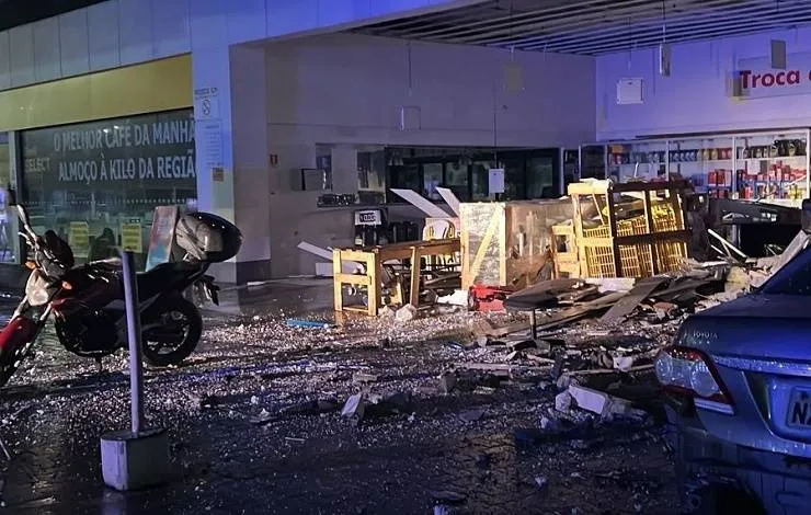 Bandidos explodem cofre e roubam dinheiro de posto de gasolina em Simões Filho