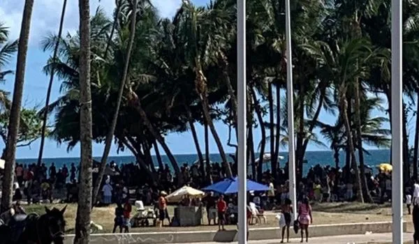 Vídeo: grupo desrespeita distanciamento social e aglomera na orla de Piatã, em Salvador