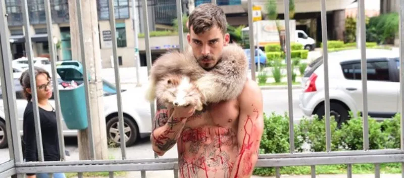 PROTESTO BIZARRO: Contra a exploração animal, ex-Mister Universo posa com peles e sangue de verdade
