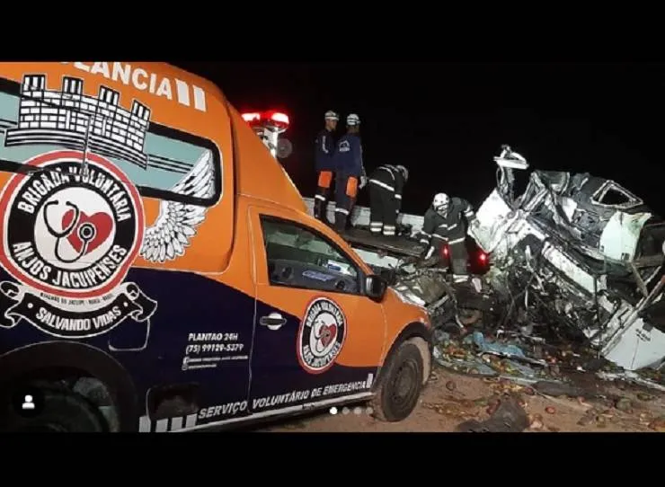 Mais de 20 pessoas morrem em acidente com caminhão e micro-ônibus na Bahia
