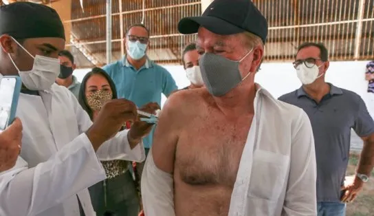 Vice-governador recebe 1ª dose da vacina contra a Covid-19 e destaca: "Precisamos de muito mais vacinas"