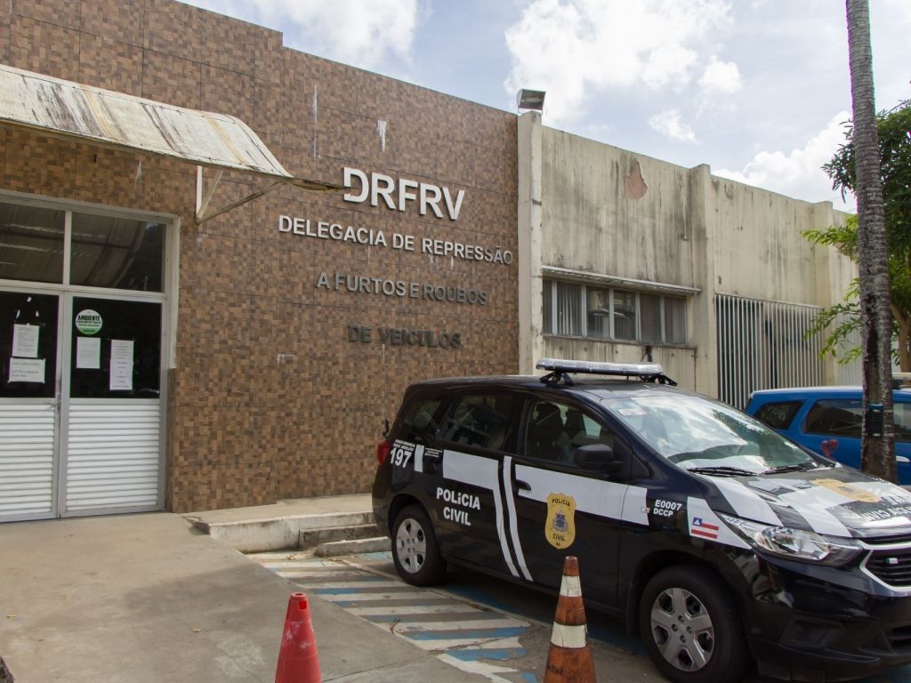 O casal, bem como o carro roubado, foram levados para a Delegacia de Repressão a Furtos e Roubos de Veículos. Foto: GovBa