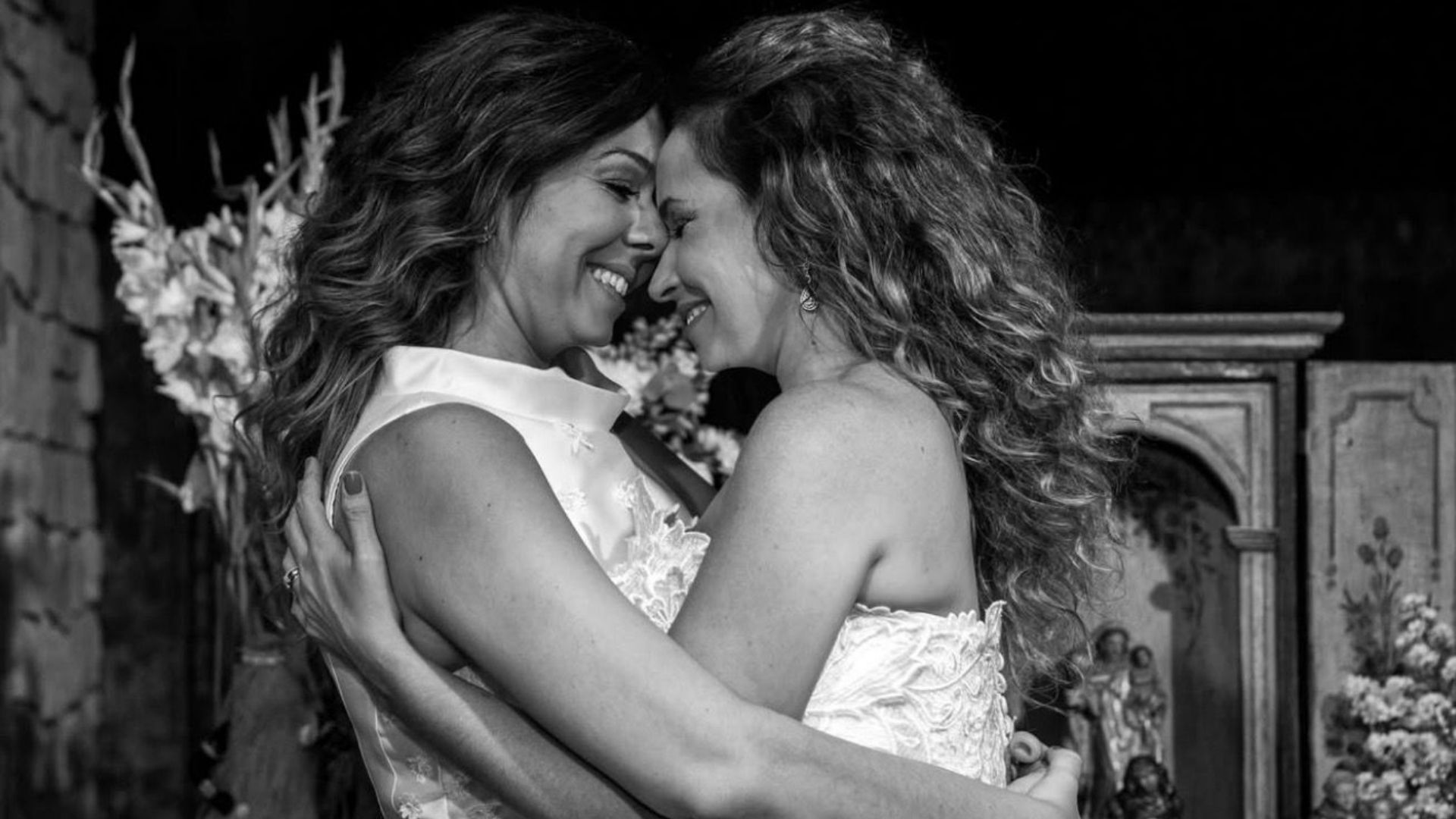 Daniela Mercury celebra 13 anos de rela&ccedil;&atilde;o com Malu Ver&ccedil;osa