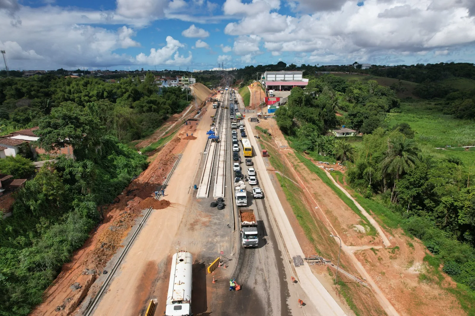 Obras do VLT provocam interdição de ruas na região da Estrada do Derba, em Salvador