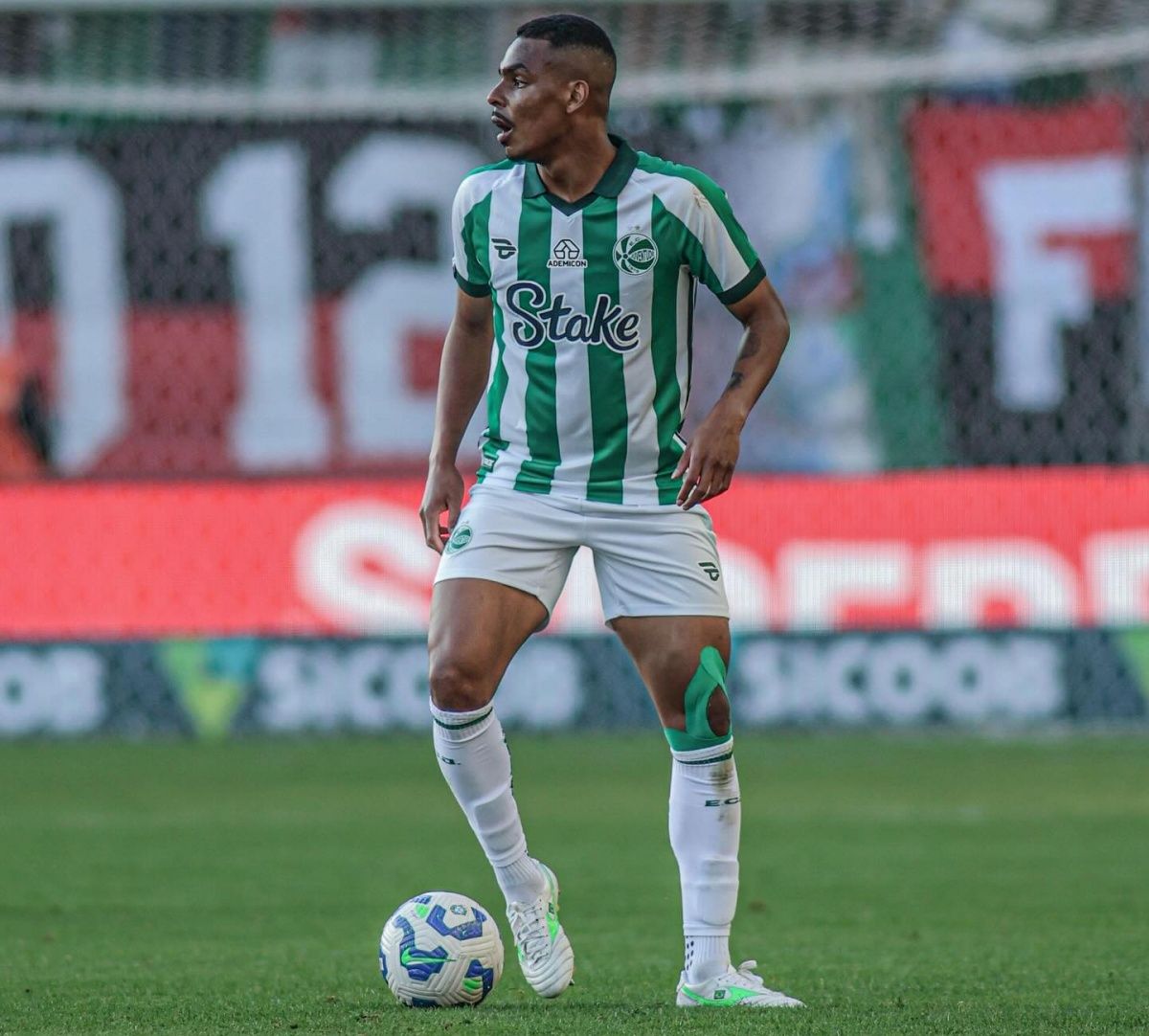 Quem &eacute; o novo volante refor&ccedil;o do Vit&oacute;ria para 2026. Foto: Luis Felipe Amorim/Juventude