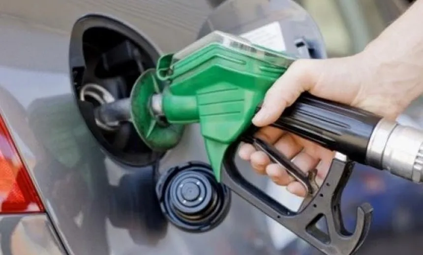 No twitter, Bolsonaro anuncia redução do preço de gasolina e diesel nas refinarias
