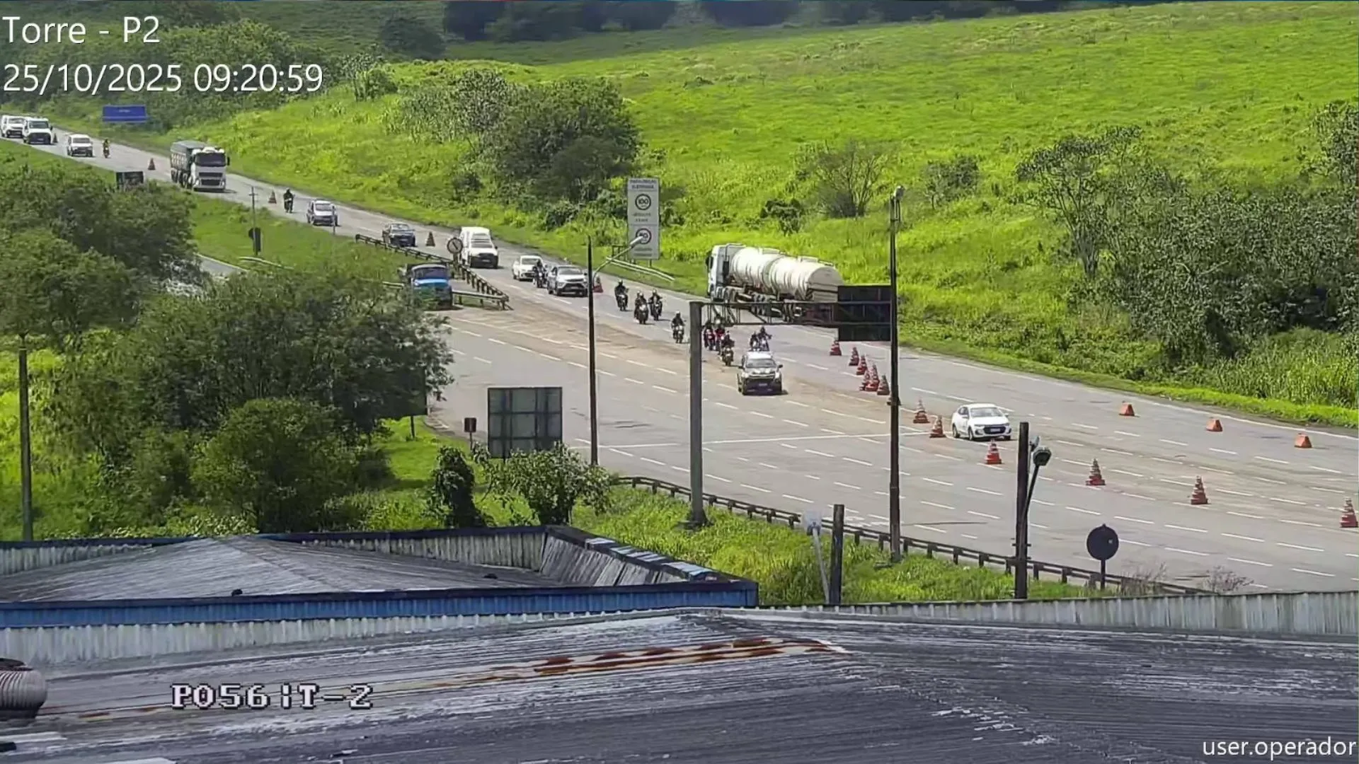 Caminhão com carga de combustível se envolve em acidente e BR-324 é interditada
