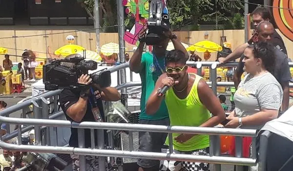 Lambada do Mambolada anima bloco Ibéji e foliões na Avenida