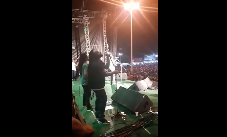 IRONIA: Homem é baleado enquanto Edson Gomes cantava “Fim da Violência”; Veja vídeo