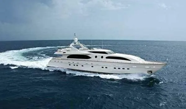 'Lady Laura IV': Gusttavo Lima compra iate de Roberto Carlos; embarcação custou R$ 25 milhões